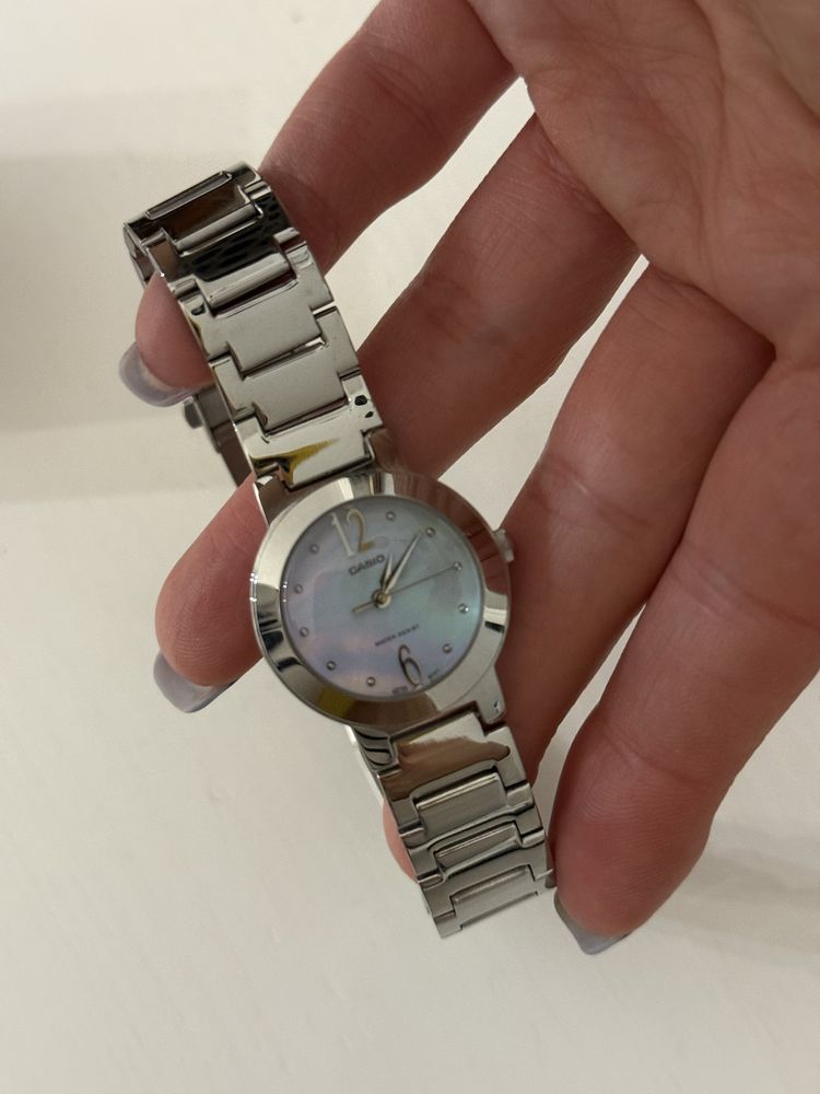 Srebrny zegarek Casio z perłową tarczą