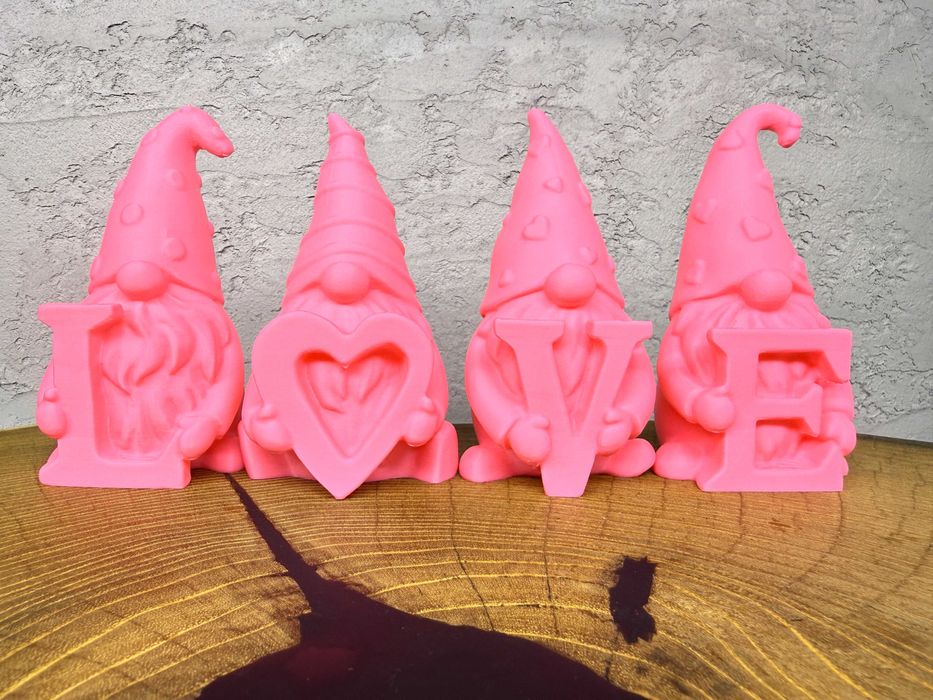 Figurki uroczych gnomów trzymających napis "LOVE", 4 sztuki, druk 3D