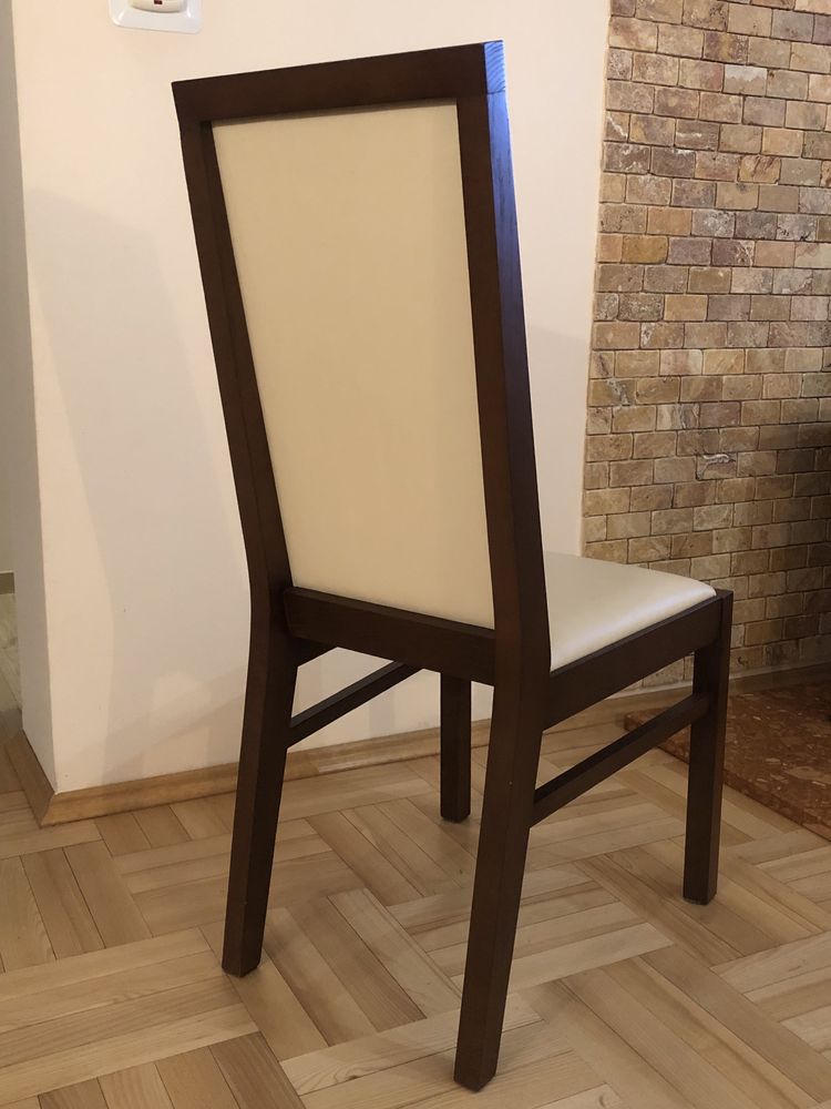 Duży rozkładany stół plus 6 krzeseł