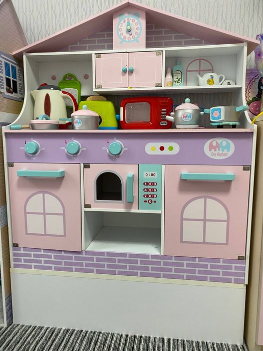 Дитяча кухня з дитячим посудом