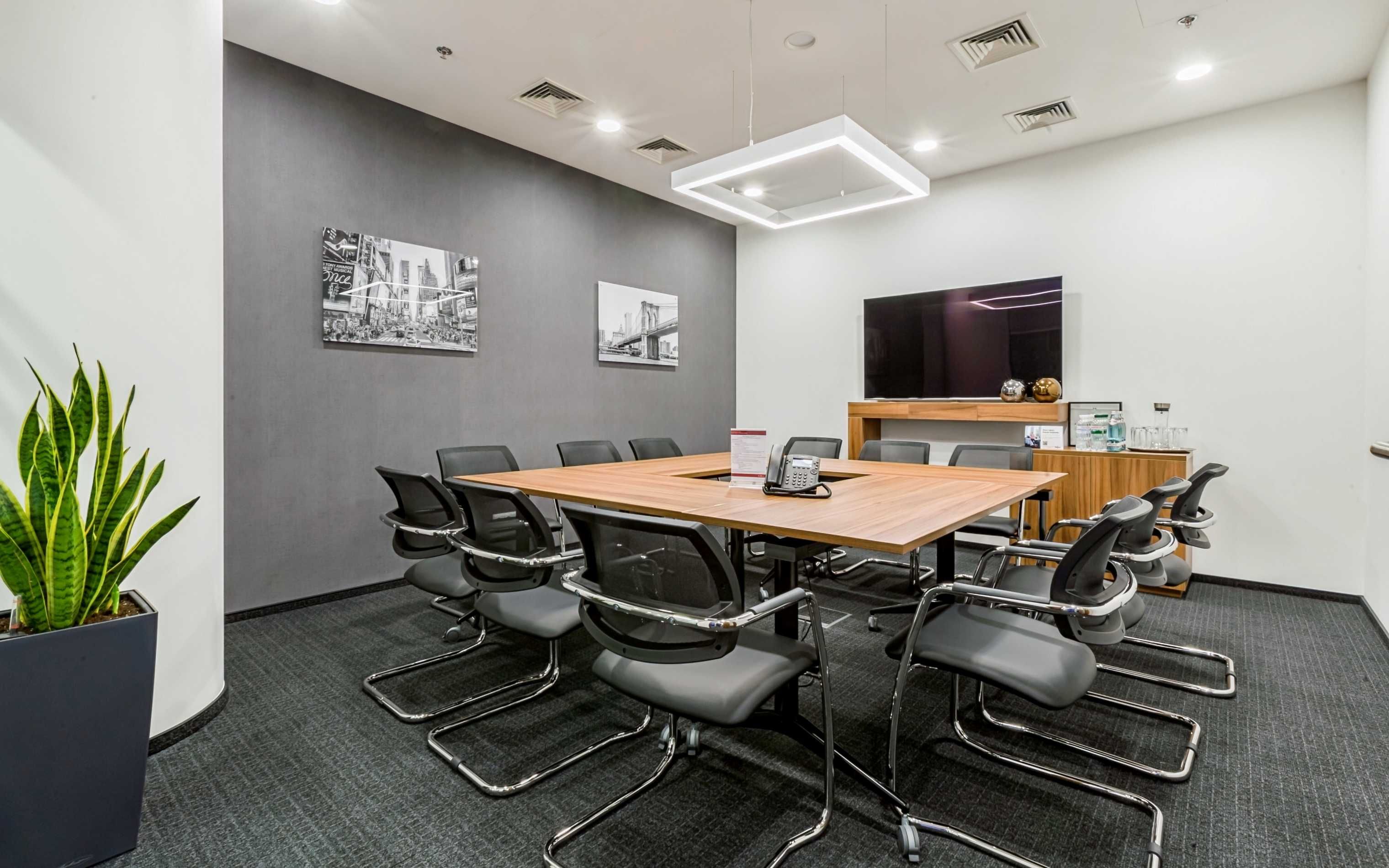 Усе включено: професійний офісний простір для 15 осіб у Regus IQ