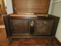 Arca de roupa antiga
