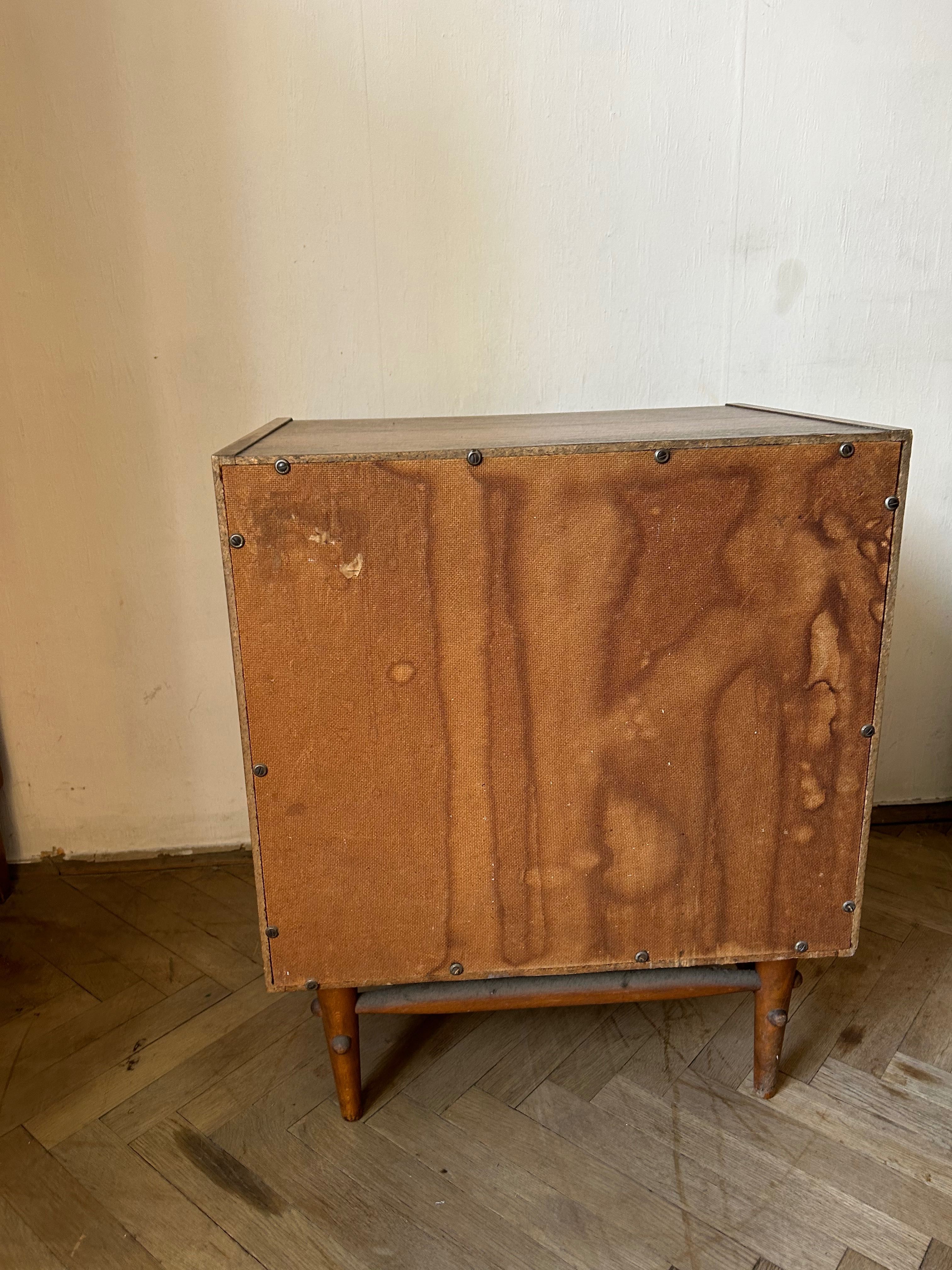 Mahoniowa szafka z szufladkami 
Wyszkowska Fabryka Mebli P