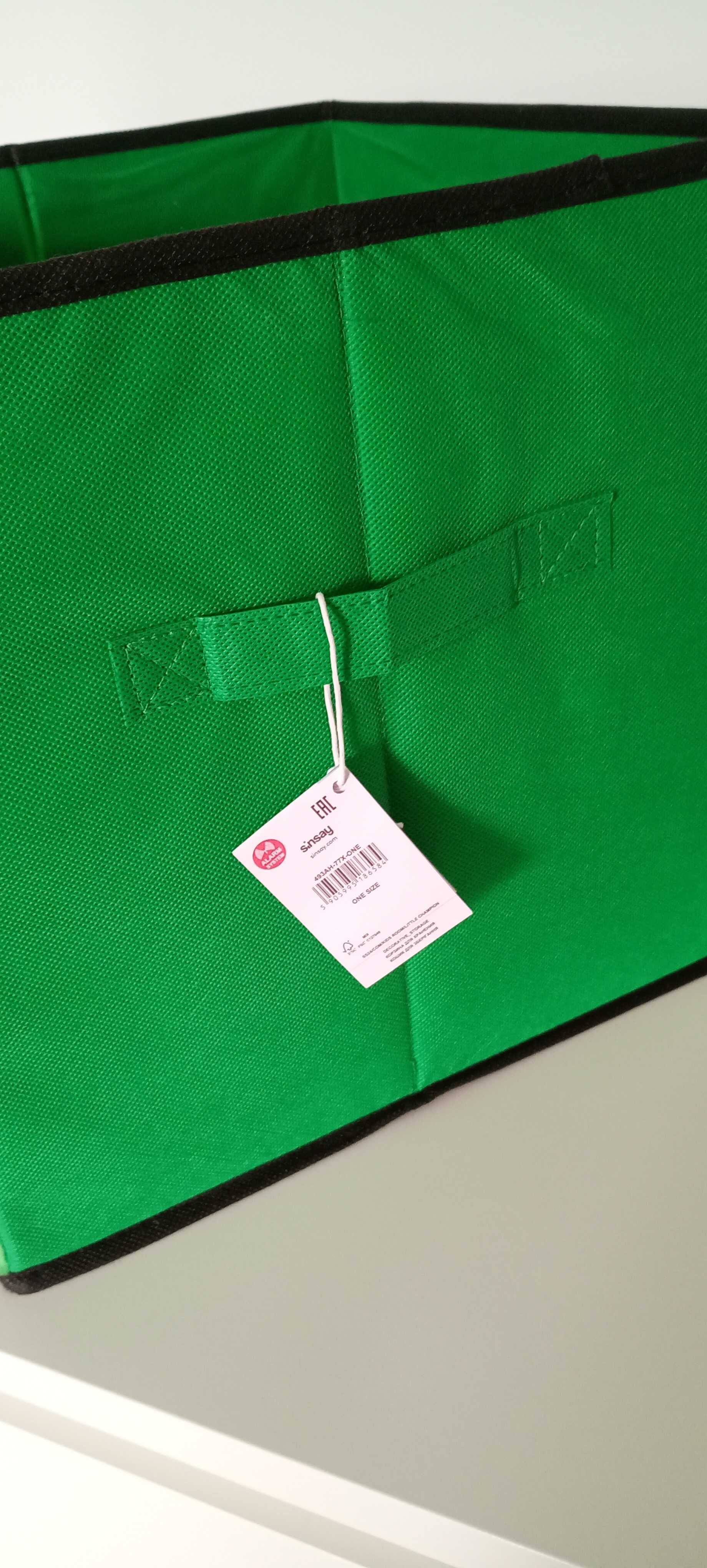 Nowe pudełko do przechowywania z piłką nożną