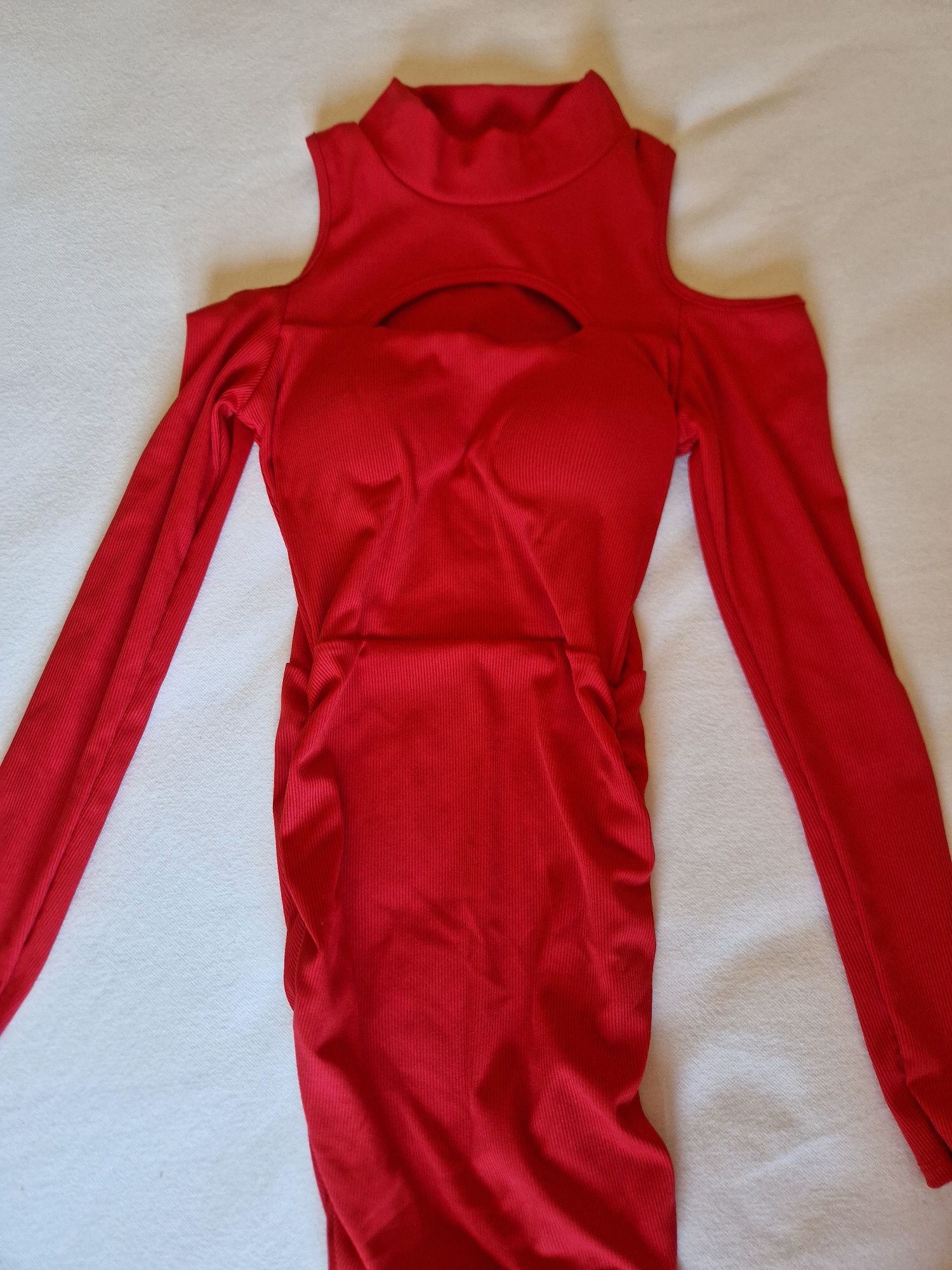 Vestido ajustado ao corpo, com copas
