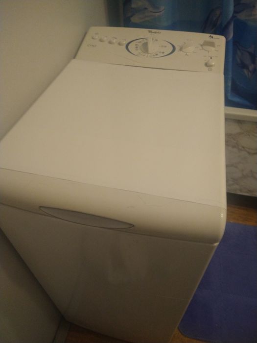 Продам на запчастини пральну машину Whirlpool.