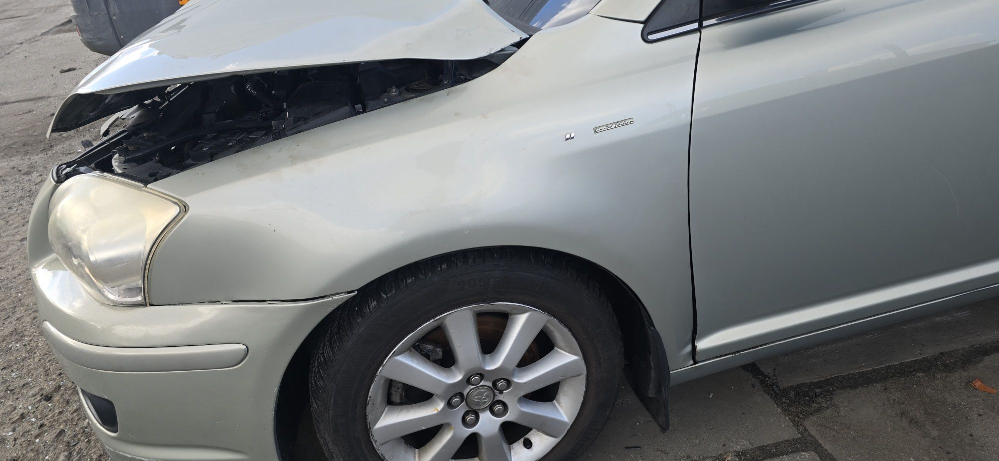 Drzwi  klapa 6T1 silnik 2.0 skrzynia biegów  Toyota Avensis T25 części