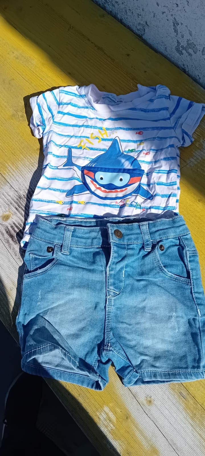 Conjunto t-shirt e calções com tubarão bebé tamanho 12-18 meses