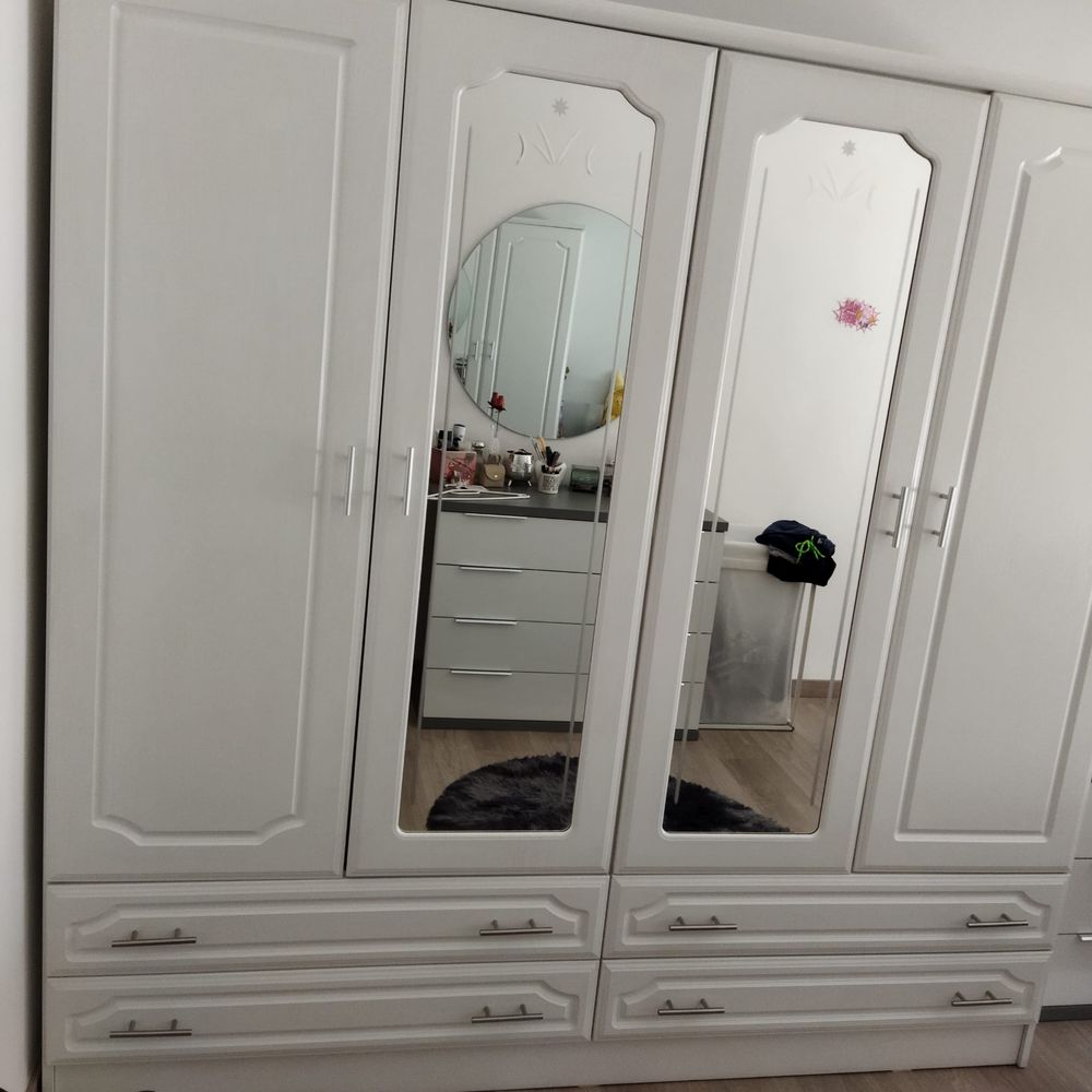 Vende-se Roupeiro 4 Portas Branco com 2 Espelhos