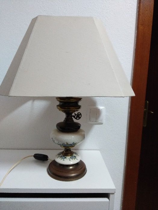 Candeeiro de cerâmica e metal