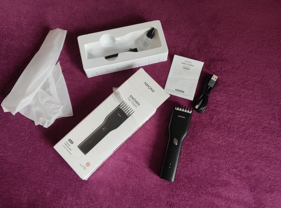 Акумуляторна машинка для стрижки.