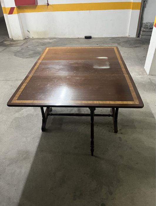 Mesa de Jantar em Mogno