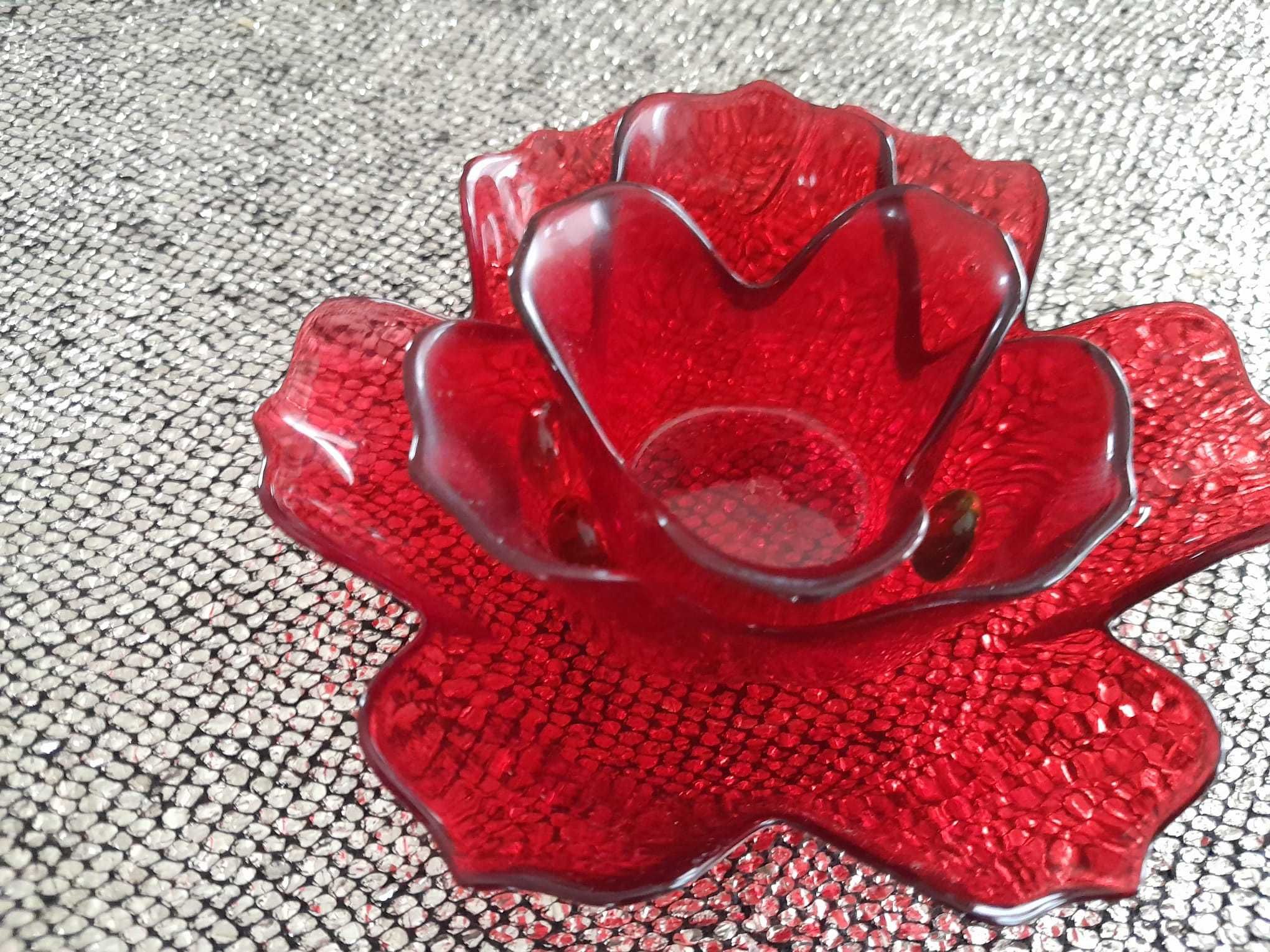 Szklany czerwony świecznik róża