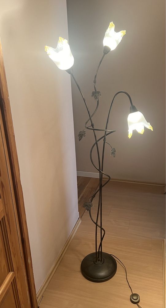 Lampa stojąca z trzema światłami