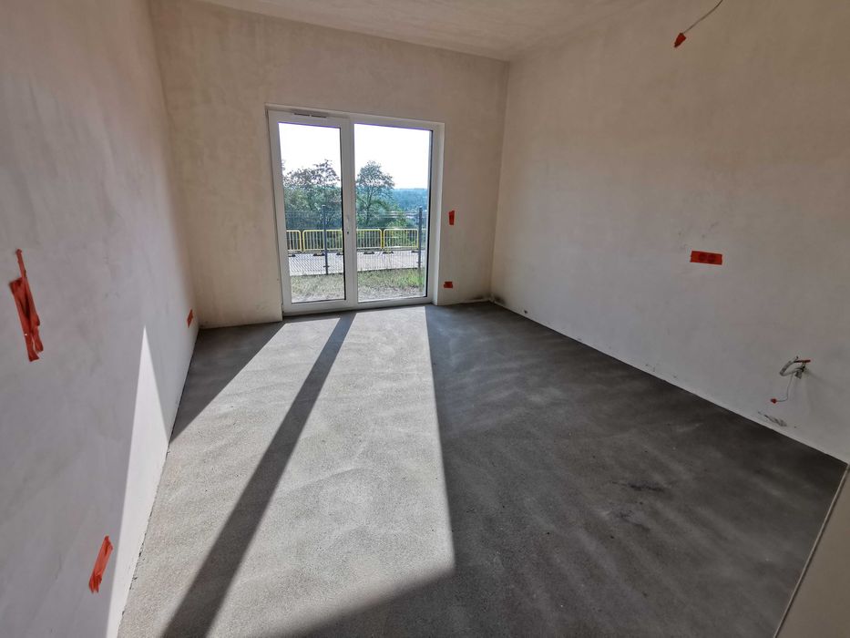 Kawalerka z ogródkiem, i widokiem na panoramę miasta