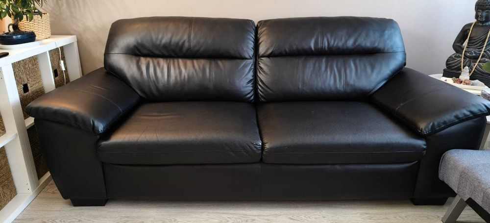 Sofá preto de napa da Ikea três lugares