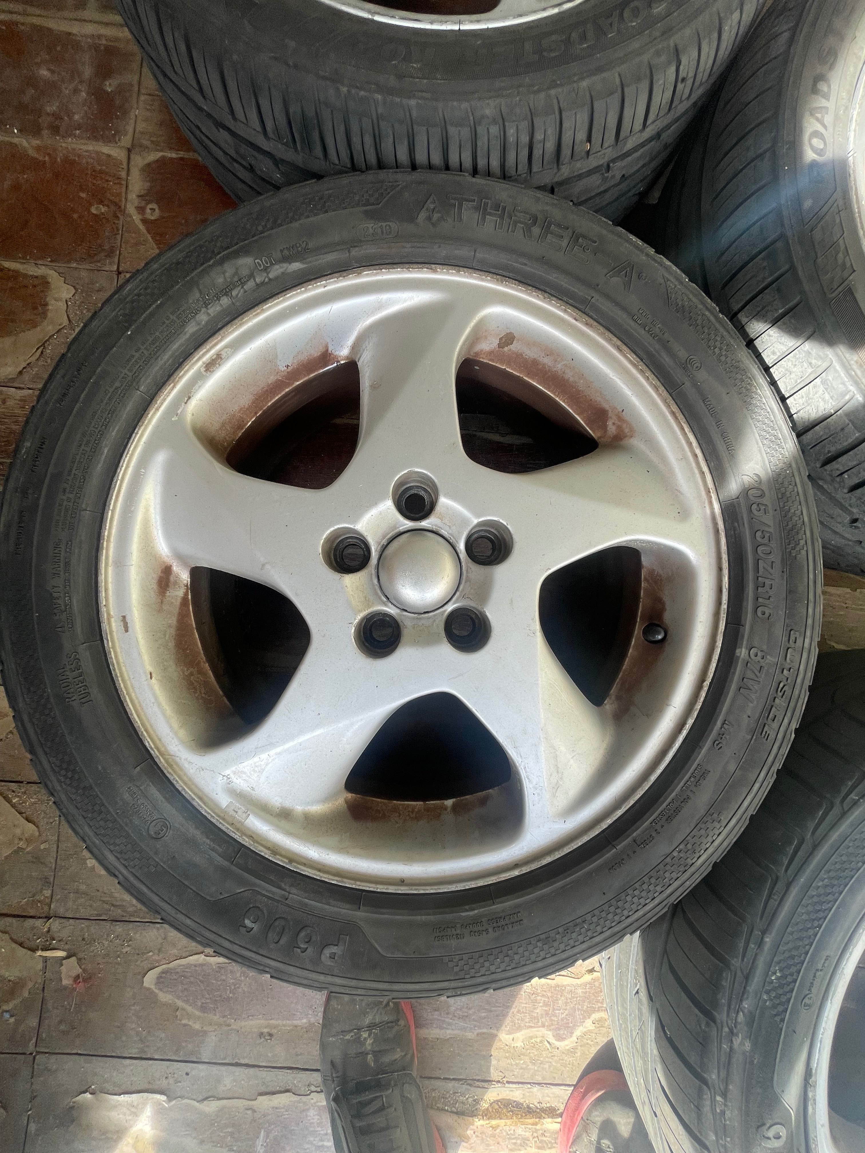 4 jantes 16 da VOLVO com 4 pneus em óptimo estado