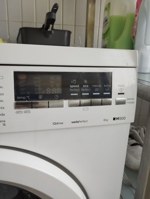 Máquina de lavar roupa uma estante e um carrinho