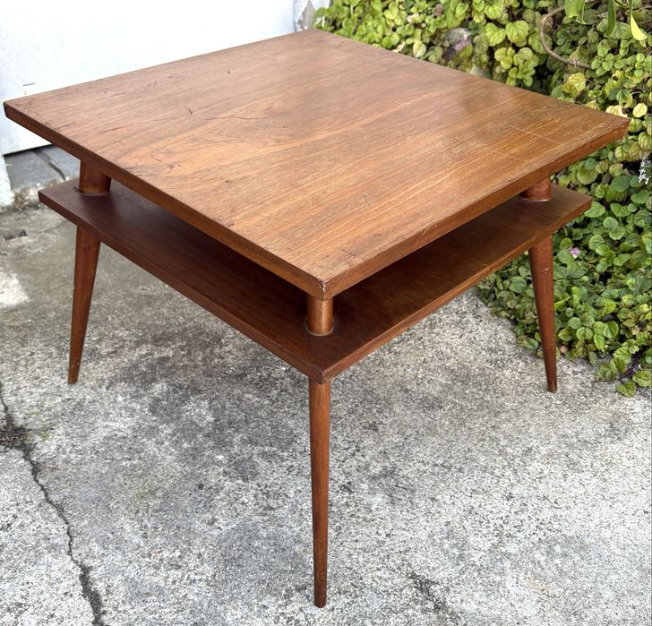 Linda antiga mesa de sala de estar dos anos ‘50 em madeira