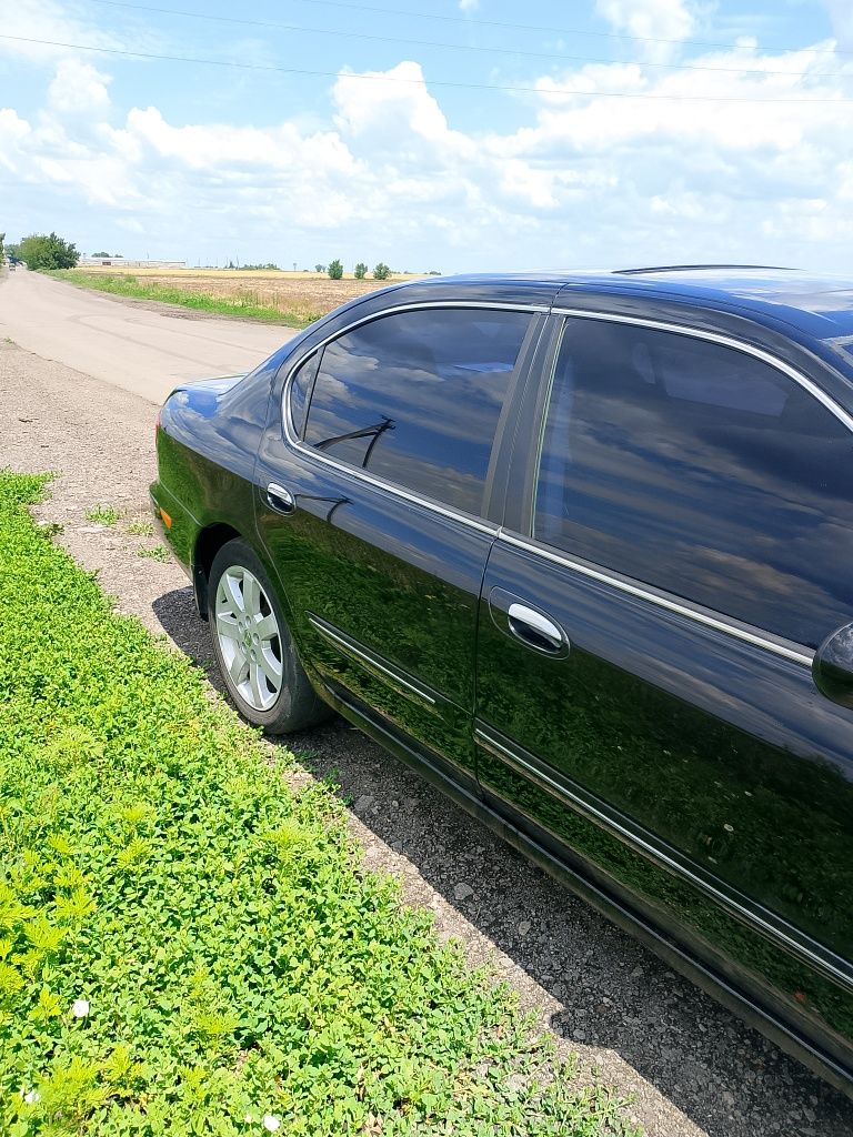 Продам власний  автомобіль можливий обмін на бус