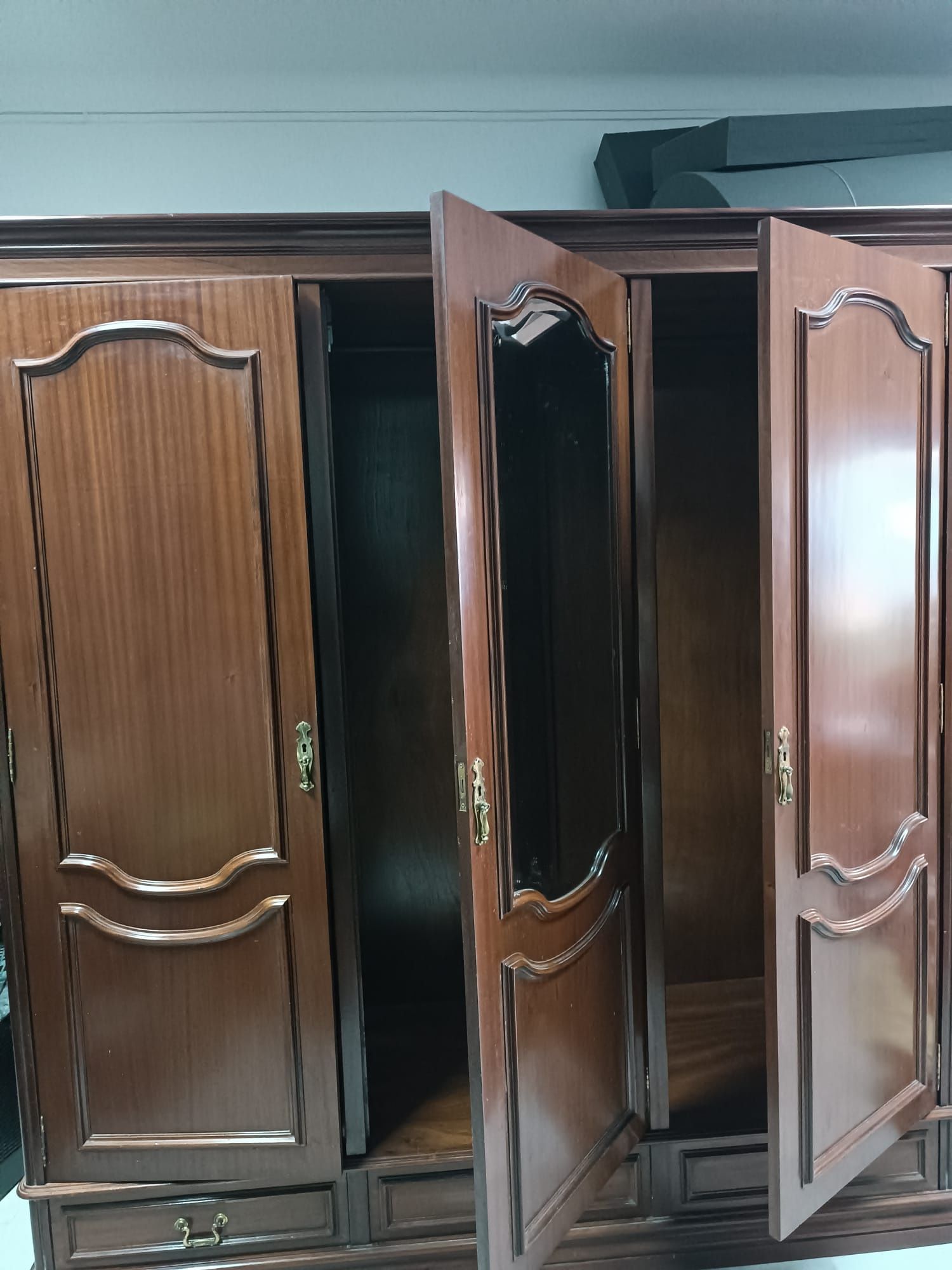Guarda vestidos com 3 portas e 3 gavetas