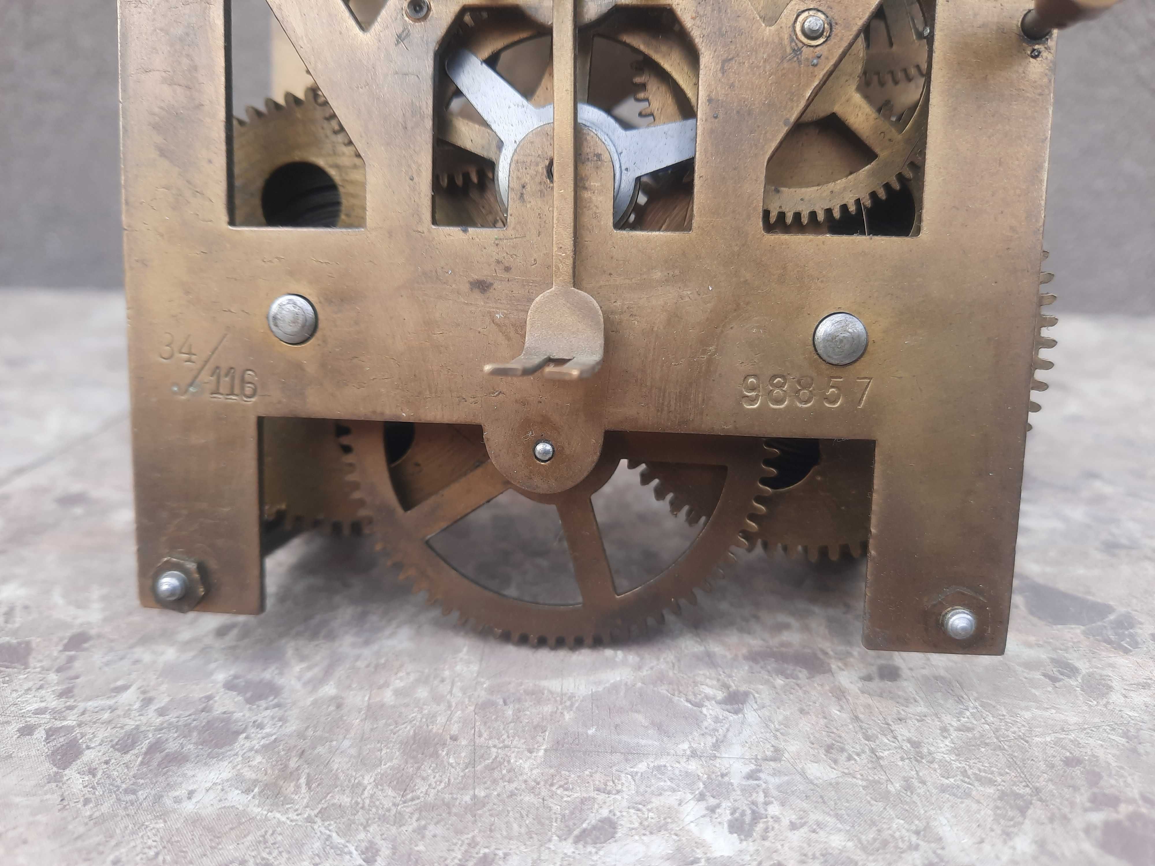 455 Mechanizm starego zegara ściennego