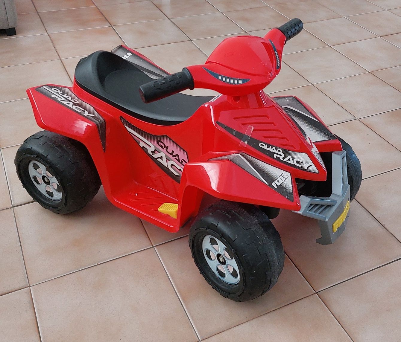 Moto 4 de criança eléctrica.