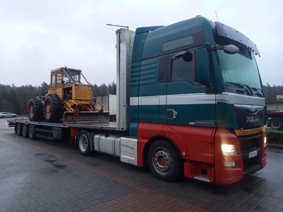 Transport maszyn rolniczych budowlanych laweta pomoc drogowa holowanie