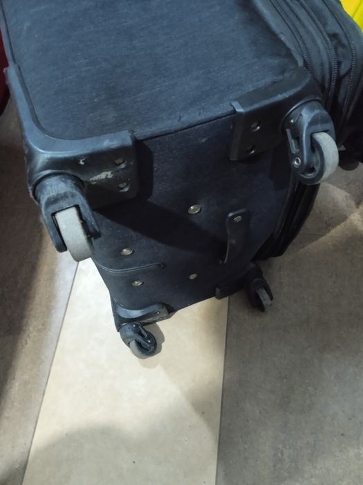Чемодан большой /80 см/ практ новый на 4 х колесах