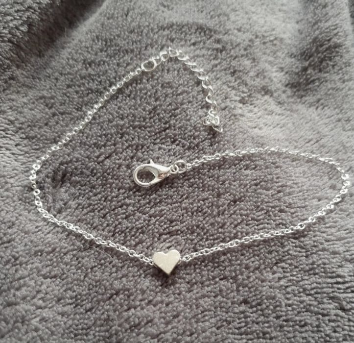 Łańcuszek z serduszkiem na kostkę