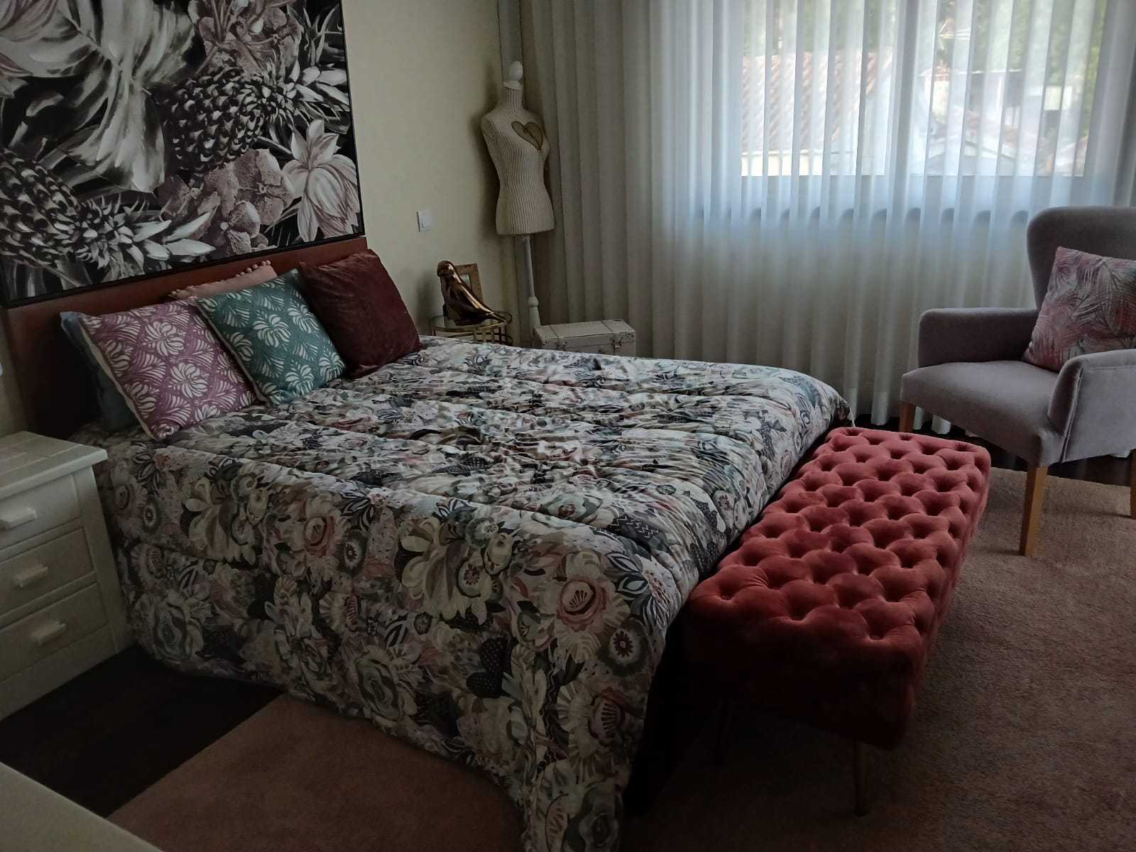 Cama em cerejeira + colchão