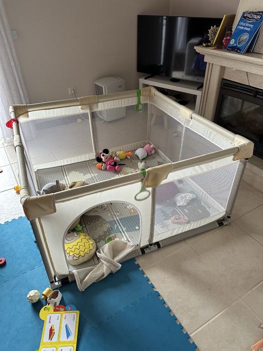 Parque bebés com tapete