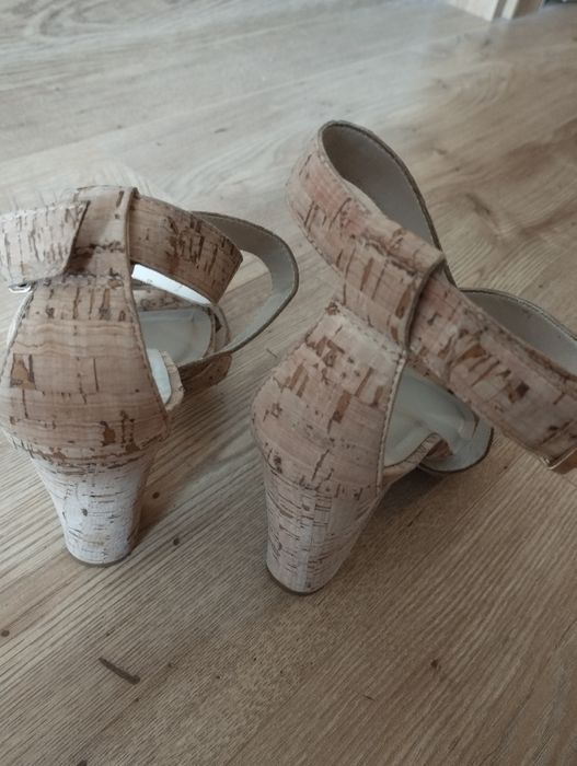 Sandały na obcasie Aldo, rozmiar 41, beżowe korek