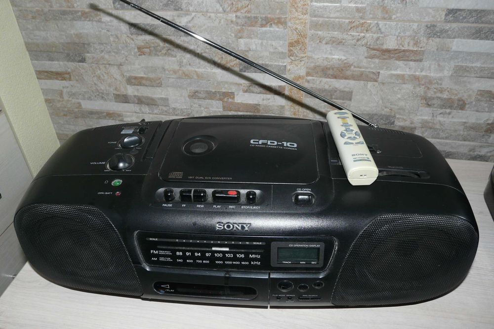 радіоприймач з магнітолою та програвачем дисків