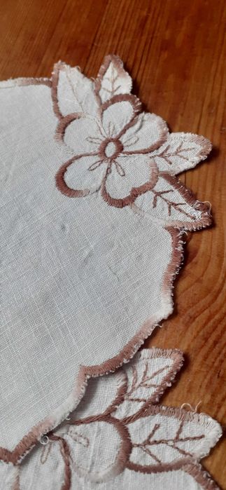 6 serwetek haftowanych