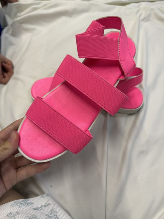 Яскраві босоніжки рожеві