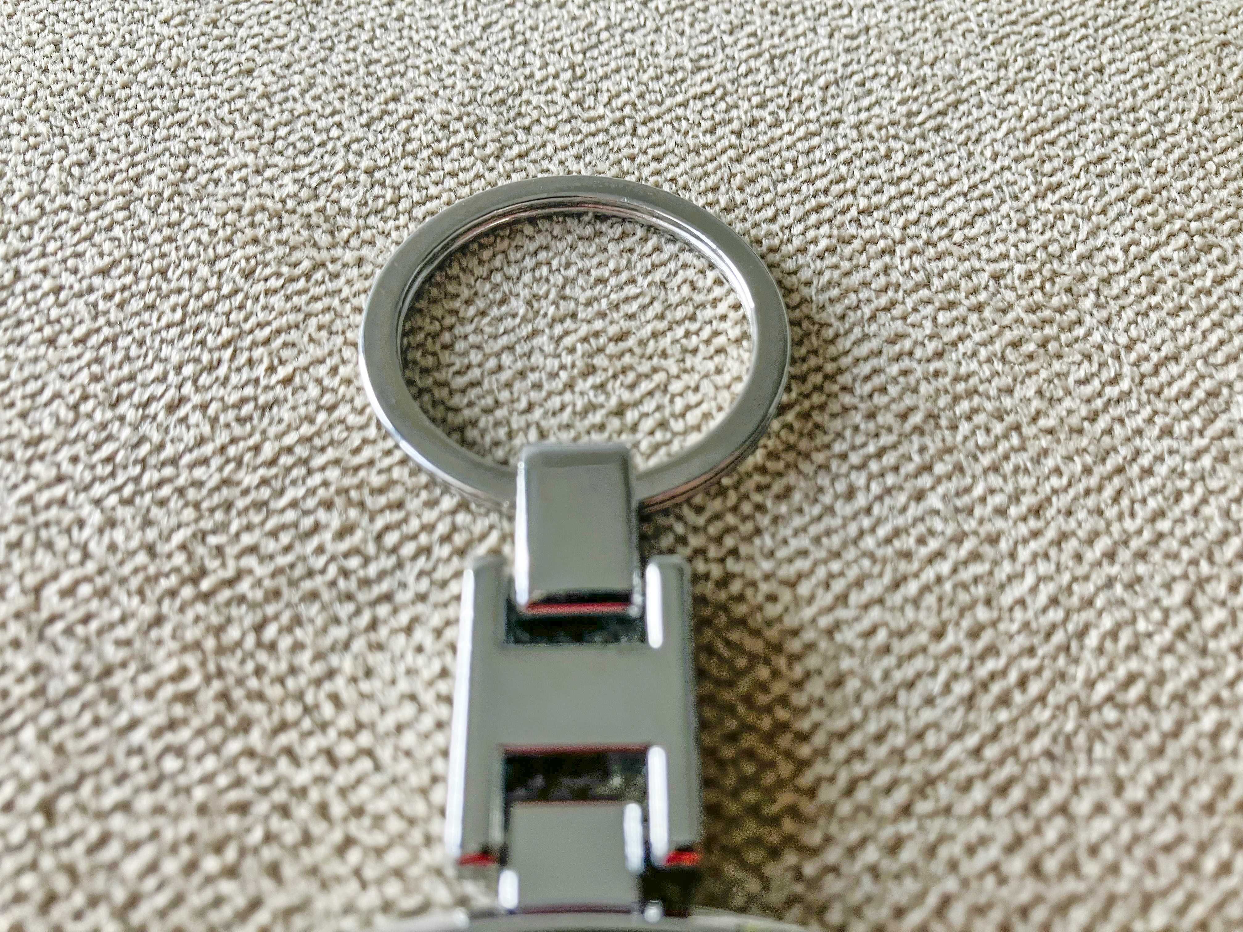 Metalowy brelok do kluczy samochodowych Seat srebrny czarny emblemat!