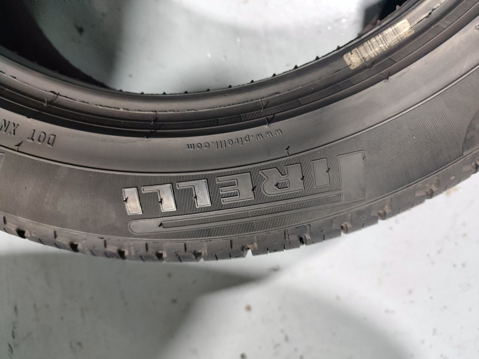 2 pneus semi novos 235-50R18 Pirelli - Oferta dos Portes