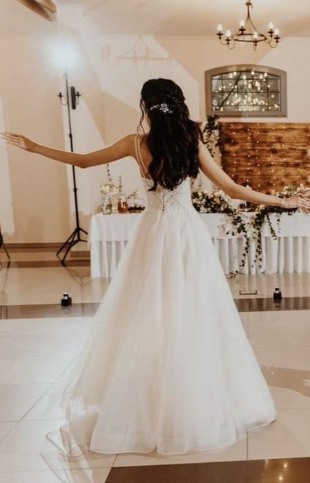 Suknia ślubna z kryształkami Swarovskiego