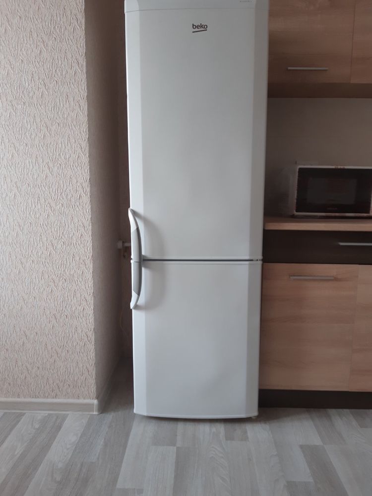 Холодильник 8000грн, пральна машина4000