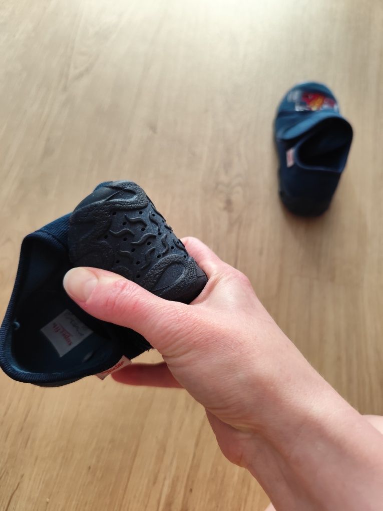 Kapcie Superfit rozmiar 25