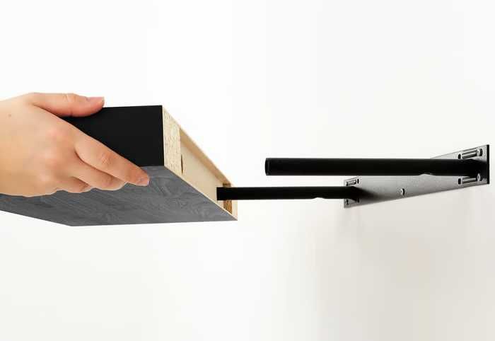 Estante de parede (branco e preto)