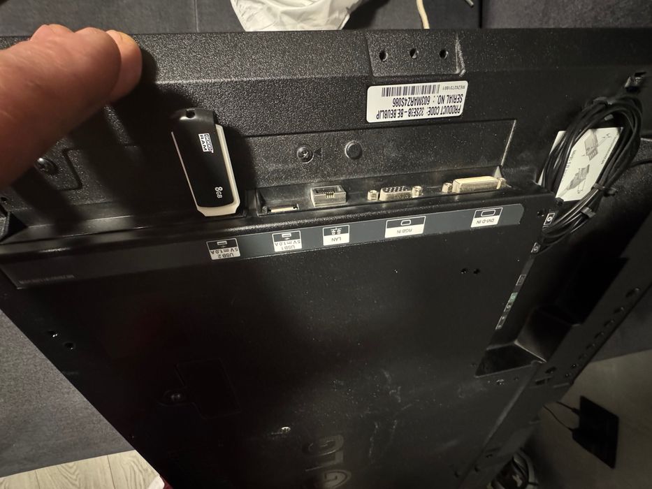 Totem reklamowy pionowy LG 32SE3B‑B 32″monitor reklamowy 24/7 digital