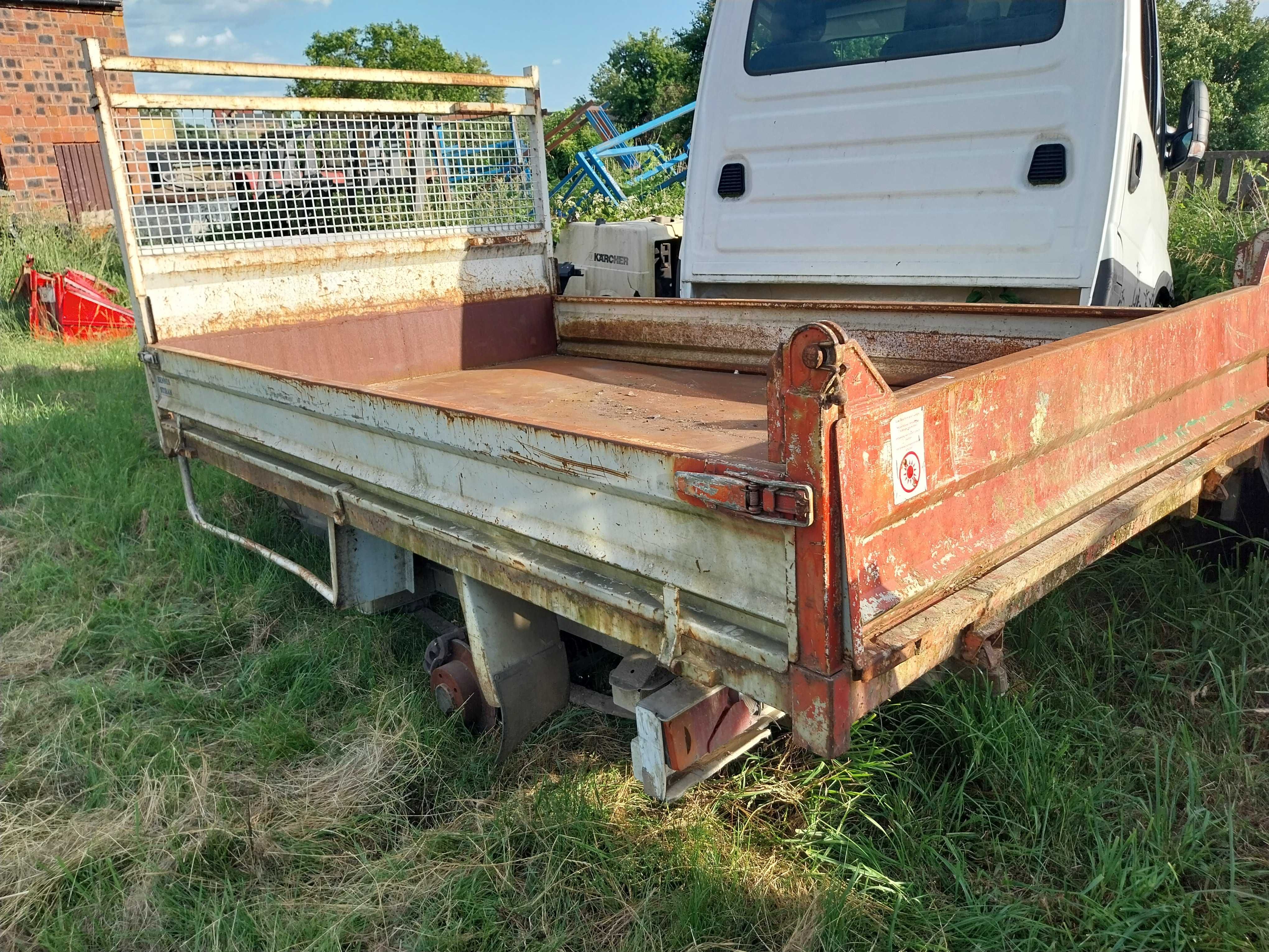 paka, kiper , wywrot na busa dostawczego