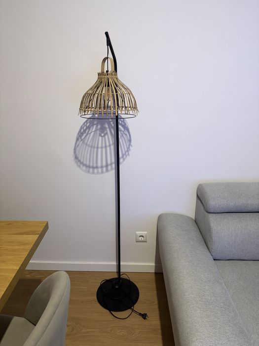 Candeeiro de pé, em ótimo estado.