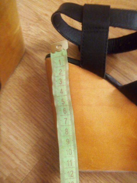 Босоніжки на високій платформі