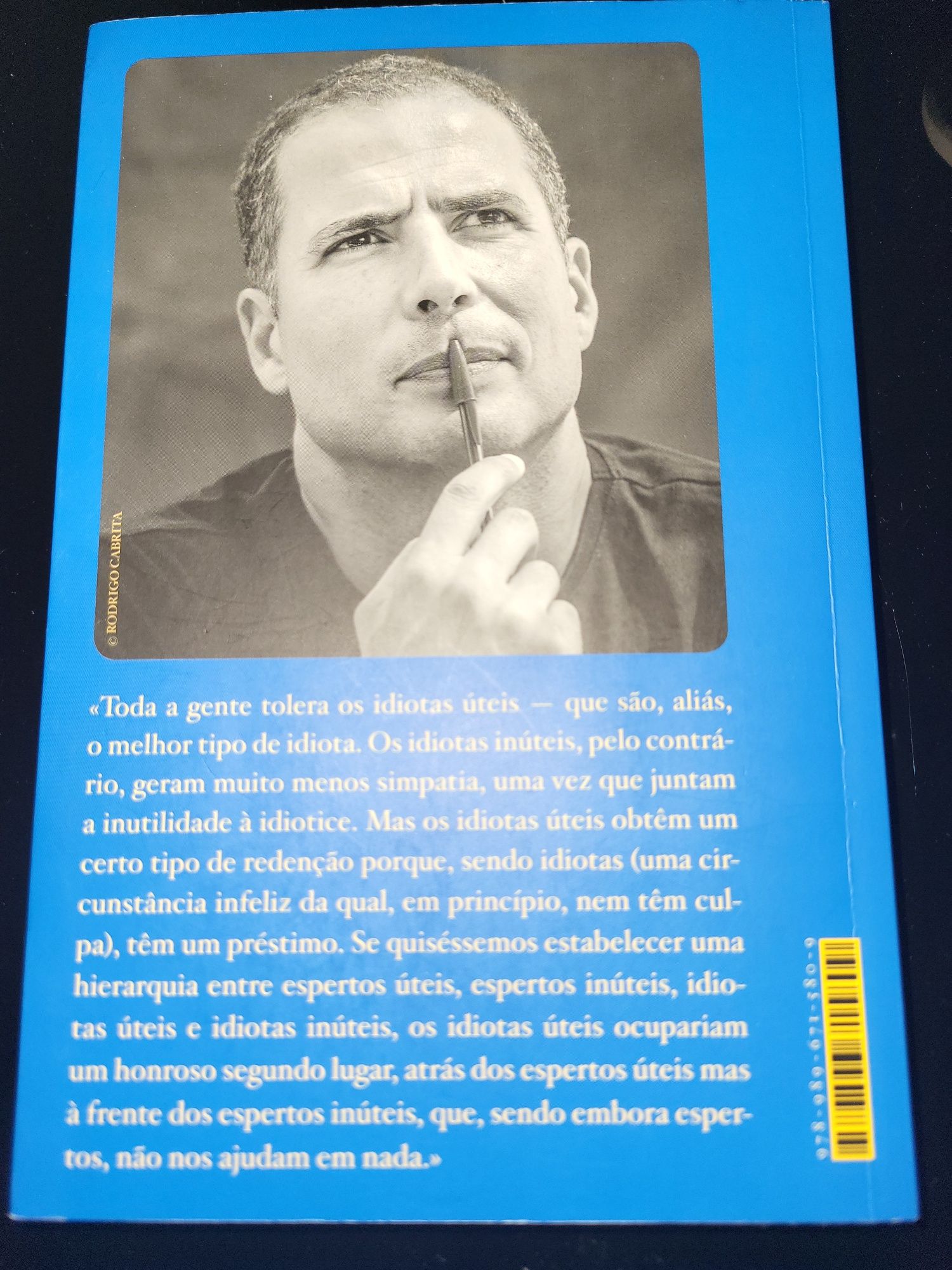 Livro "Idiotas úteis e inúteis"