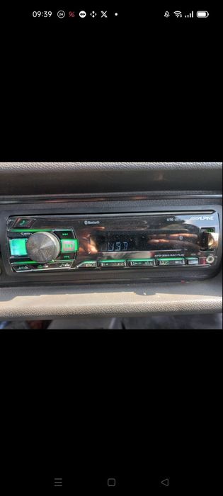 Alpine UTE-201BT магнитола с блютузом