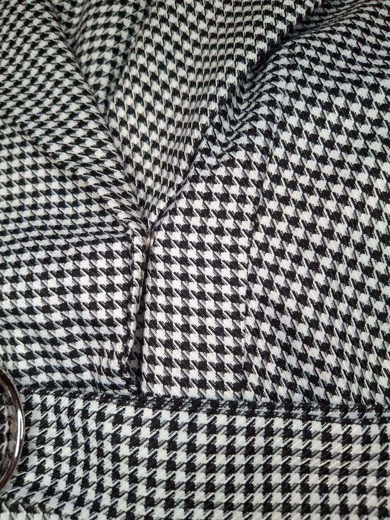 Elegancka sukienka w kratkę z kołnierzykiem Bershka