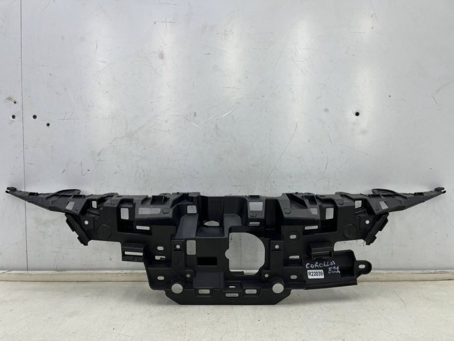 Pas przedni Toyota Corolla E21 XII 18r.- ślizg środkowe mocowanie górne atrapy zderzaka 53114-02530